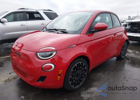 2024 Fiat 500E Inspi(Red) Fwd z USA, uszkodzony, nr VIN ZFAFFAA46RX209061